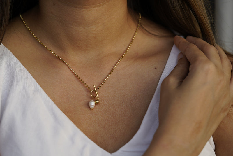 Dainty Knot Pearl Necklace